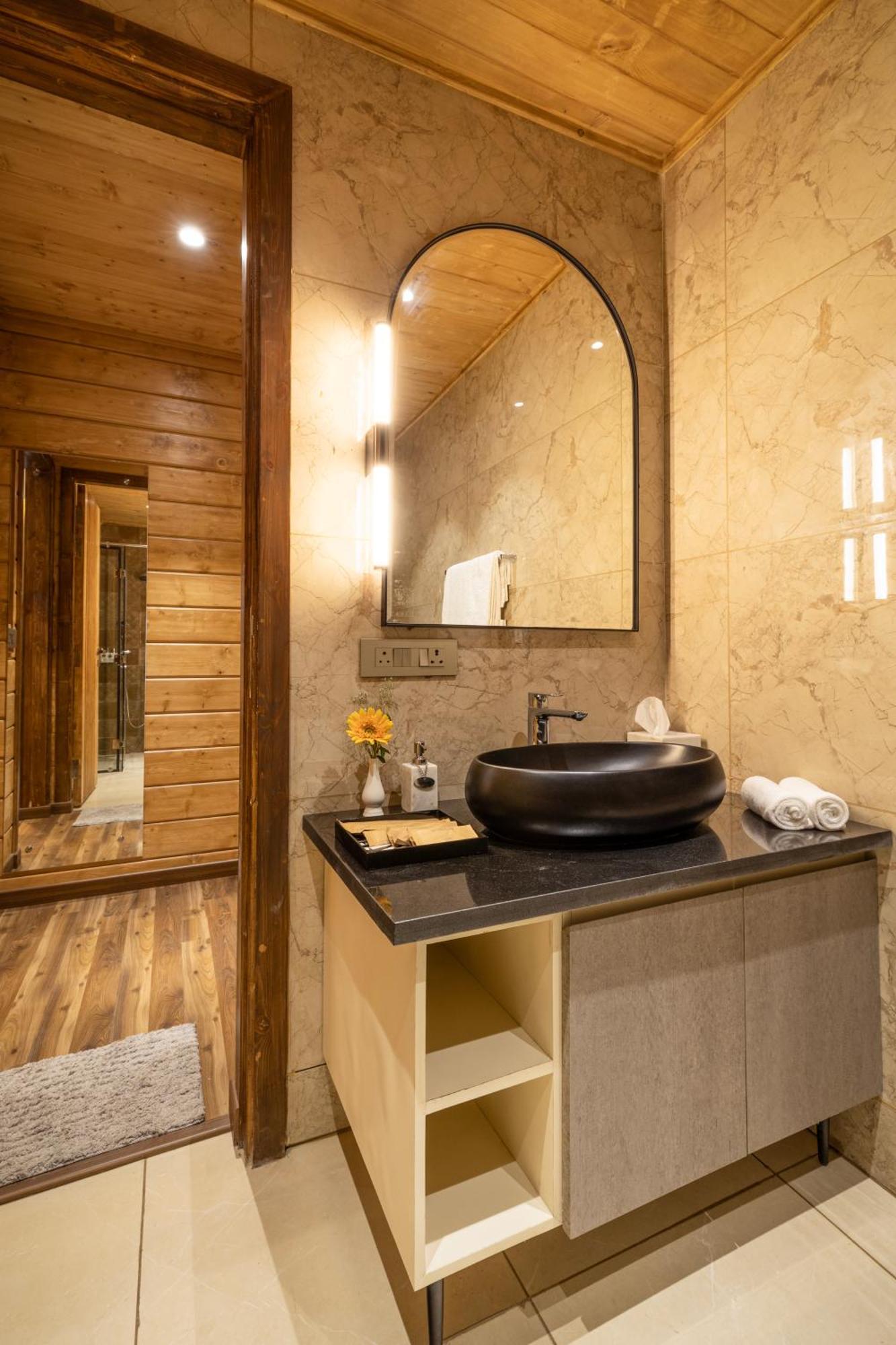 Ama Stays & Trails Kashi House, Rishikesh Bagian luar foto