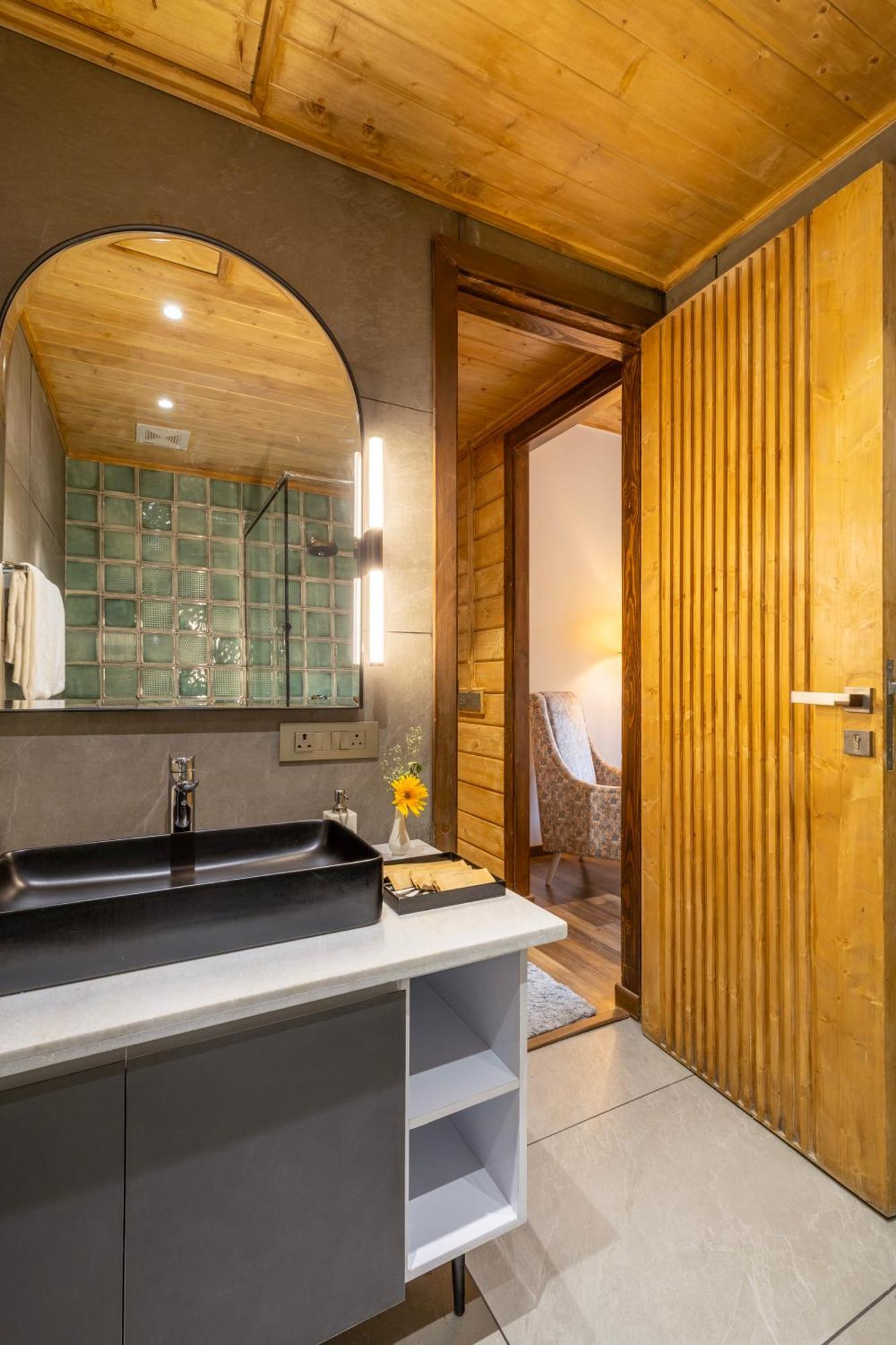 Ama Stays & Trails Kashi House, Rishikesh Bagian luar foto